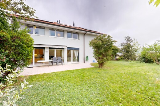 außenansicht mit overcast, rasen, property visible, stuckverkleidung, und terrasse