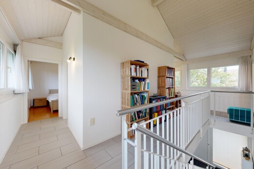 halle / korridor mit inside property, natural light, natürliches licht, drywall, und gipskartonwand