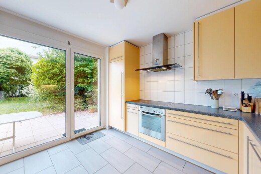 küche mit dunstabzugshaube, ofen, dark countertops, arbeitsplatten, und küchenrückwand beim Herd