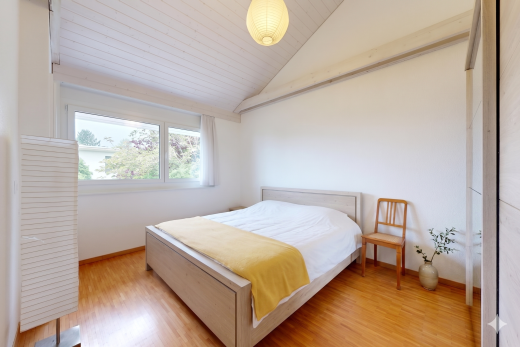 zimmer / schlafzimmer mit natural light, natürliches licht, wood finish floor, holzfußboden, und inside property