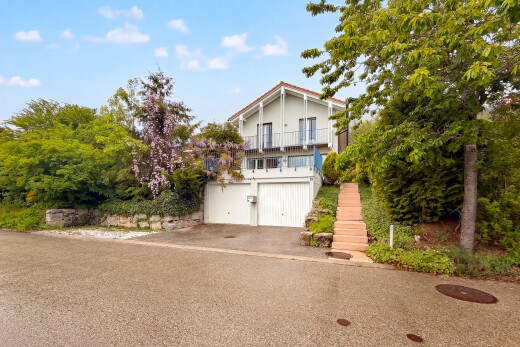 außenansicht mit treppen, eingebaute garage, property visible, auffahrt, und day time