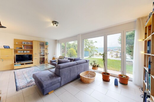 wohnzimmer mit natural light, natürliches licht, inside property, fernseher, und light floor