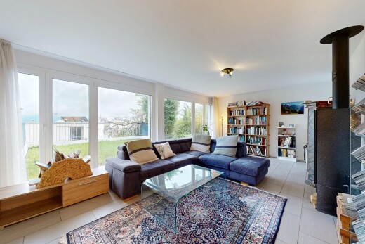 wohnzimmer mit inside property, light floor, natürliches licht, natural light, und fliesenboden