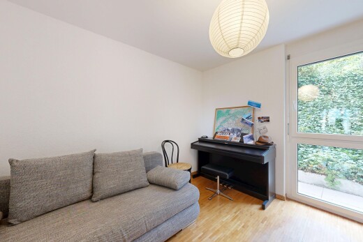 wohnzimmer mit natural light, natürliches licht, wood finish floor, holzfußboden, und inside property