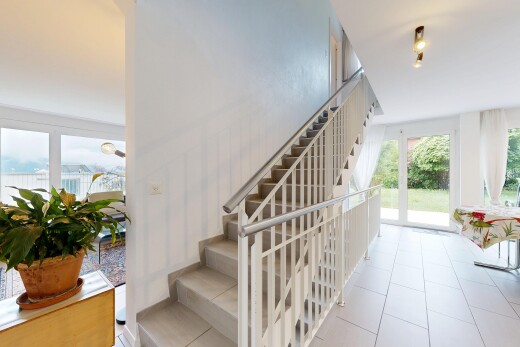treppe mit treppen, natural light, natürliches licht, inside community, und tile floor