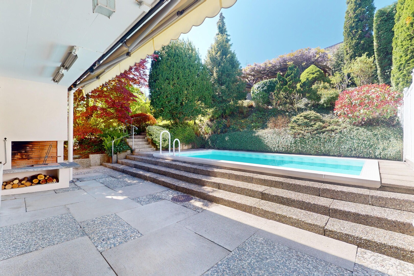 schwimmbad mit from property, handlauf, terrasse, schwimmbad, und day time