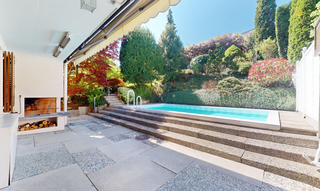 schwimmbad mit from property, handlauf, terrasse, schwimmbad, und day time