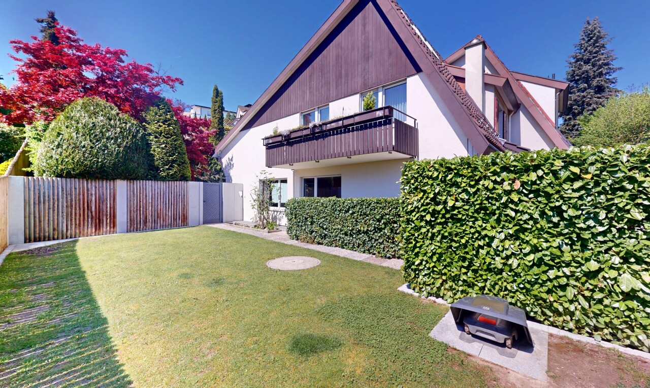 garten mit balkon, zaun, rasen, und property visible