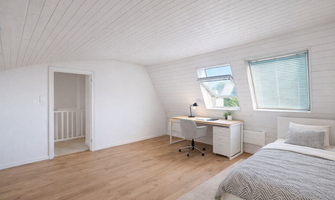 zimmer / schlafzimmer mit holzfußboden, inside property, wood finish floor, natürliches licht, und natural light