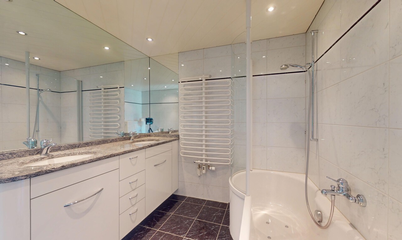 bad mit fliesenwand, tile wall, waschbecken, spiegel, und inside property