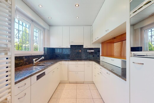 küche mit waschbecken, natürliches licht, natural light, fliesenboden, und tile floor