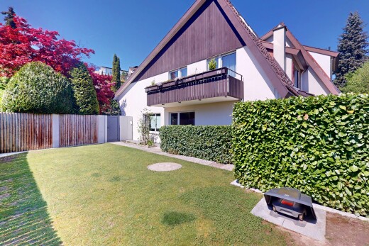 garten mit balkon, zaun, rasen, und property visible