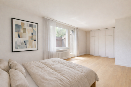 zimmer / schlafzimmer mit holzfußboden, wood finish floor, inside property, natürliches licht, und natural light