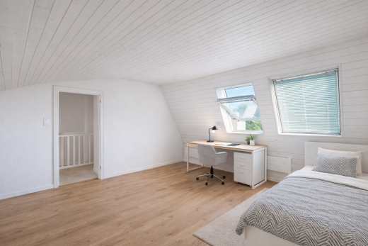 zimmer / schlafzimmer mit holzfußboden, inside property, wood finish floor, natürliches licht, und natural light