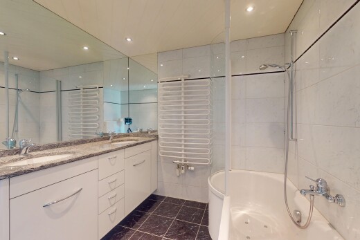 bad mit fliesenwand, tile wall, waschbecken, spiegel, und inside property