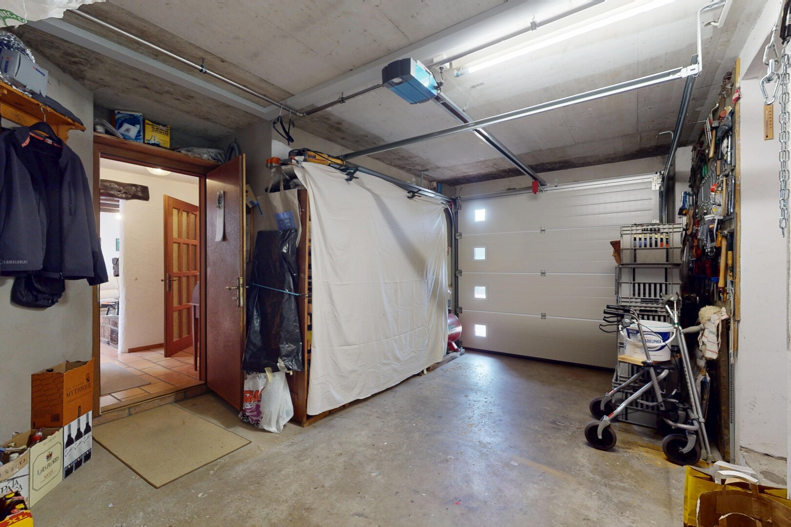 parking avec inside property