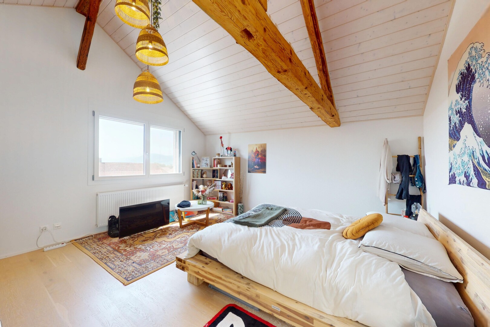chambre avec plafond à poutres, beamed ceiling, inside property, plafond voûté, et vaulted ceiling