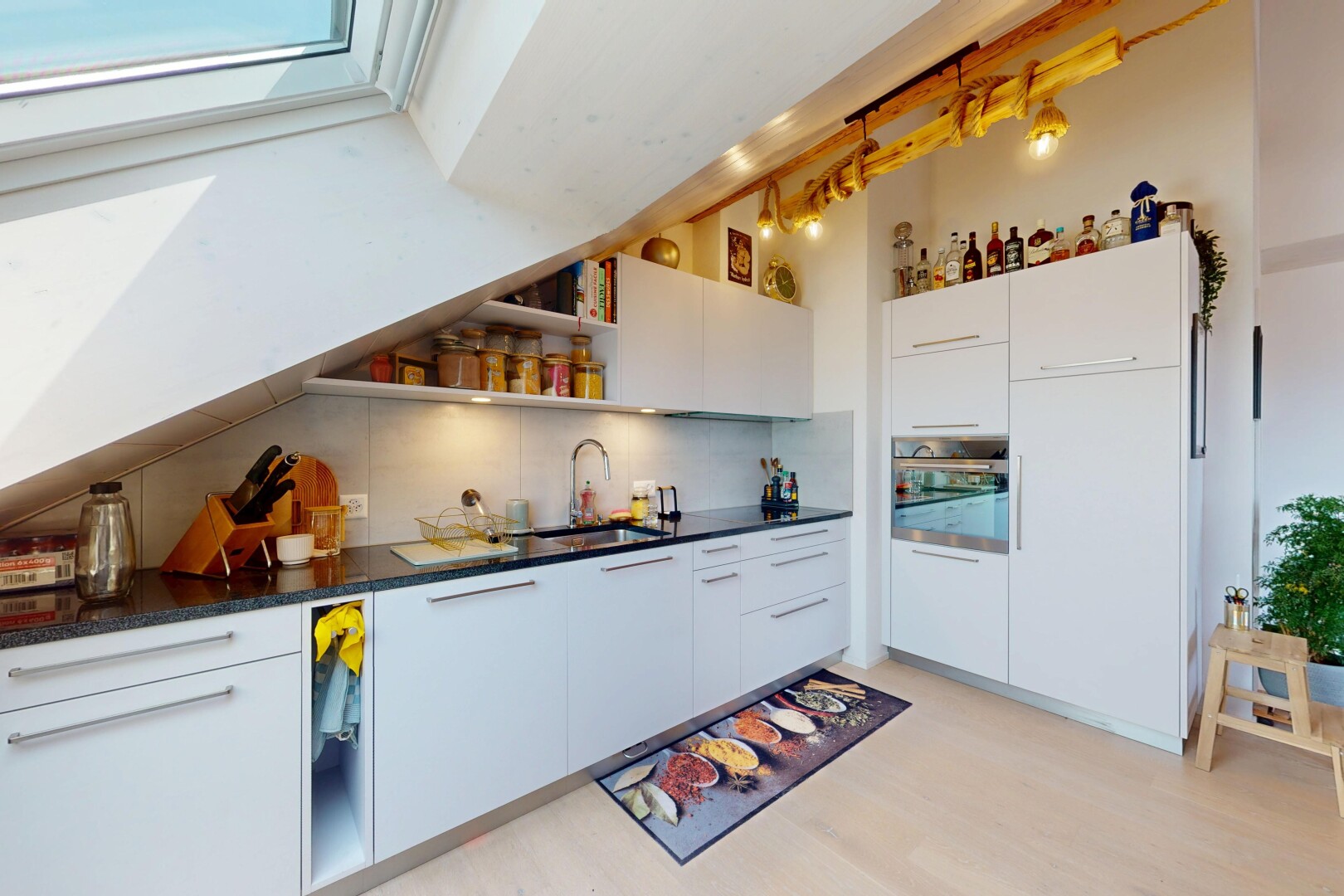 cuisine avec armoires blanches, armoires à panneau plat, étagères ouvertes, four, et inside property