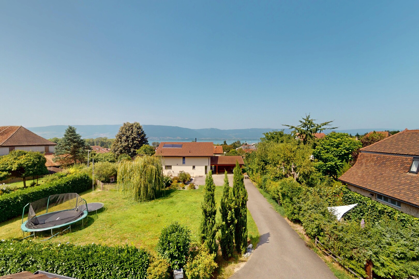 jardin avec trampoline et day time