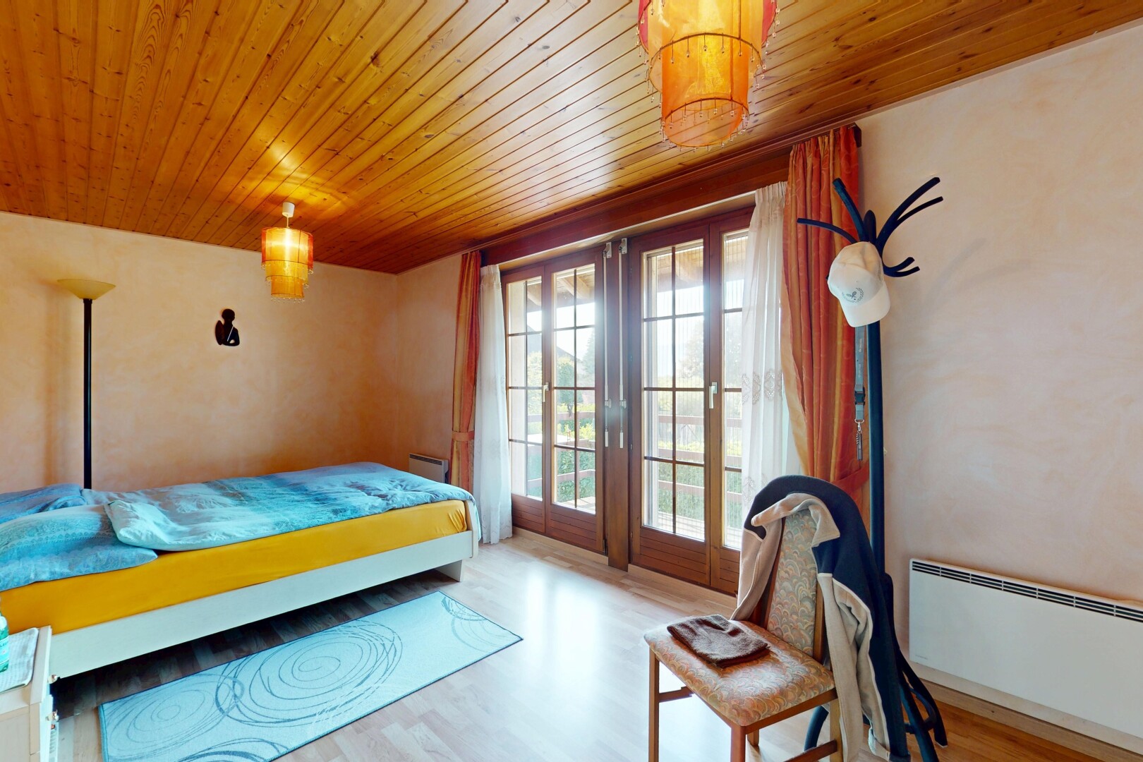 chambre avec portes-fenêtres, lumière naturelle, natural light, cloison sèche, et drywall