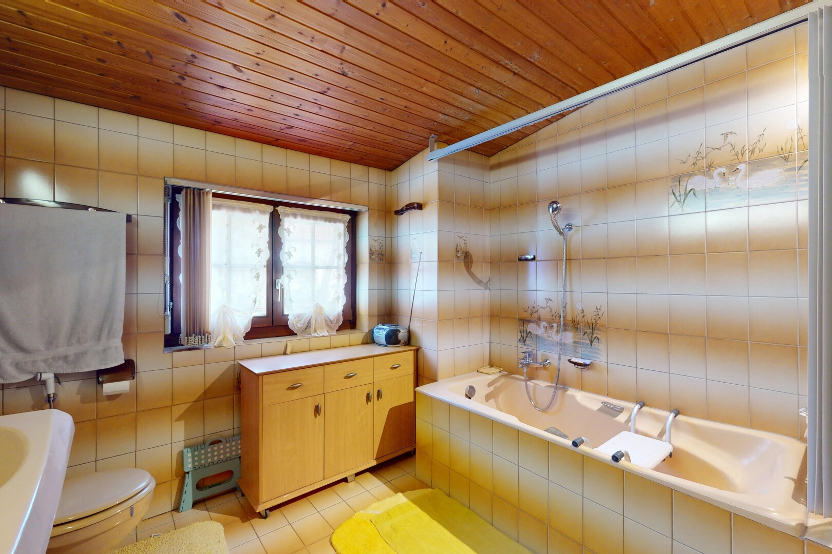 salle de bains avec mur en carrelage, tile wall, sol en carrelage, tile floor, et tile tub