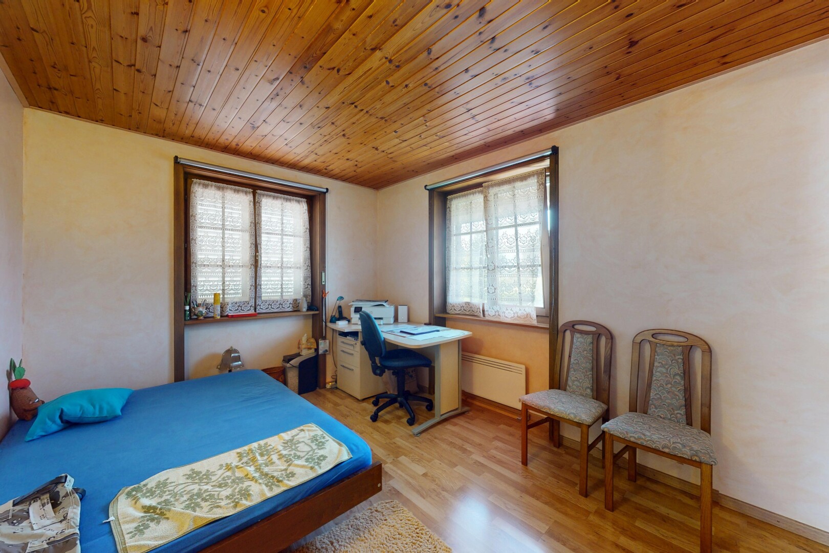 chambre avec sol en finition bois, wood finish floor, lumière naturelle, natural light, et inside property