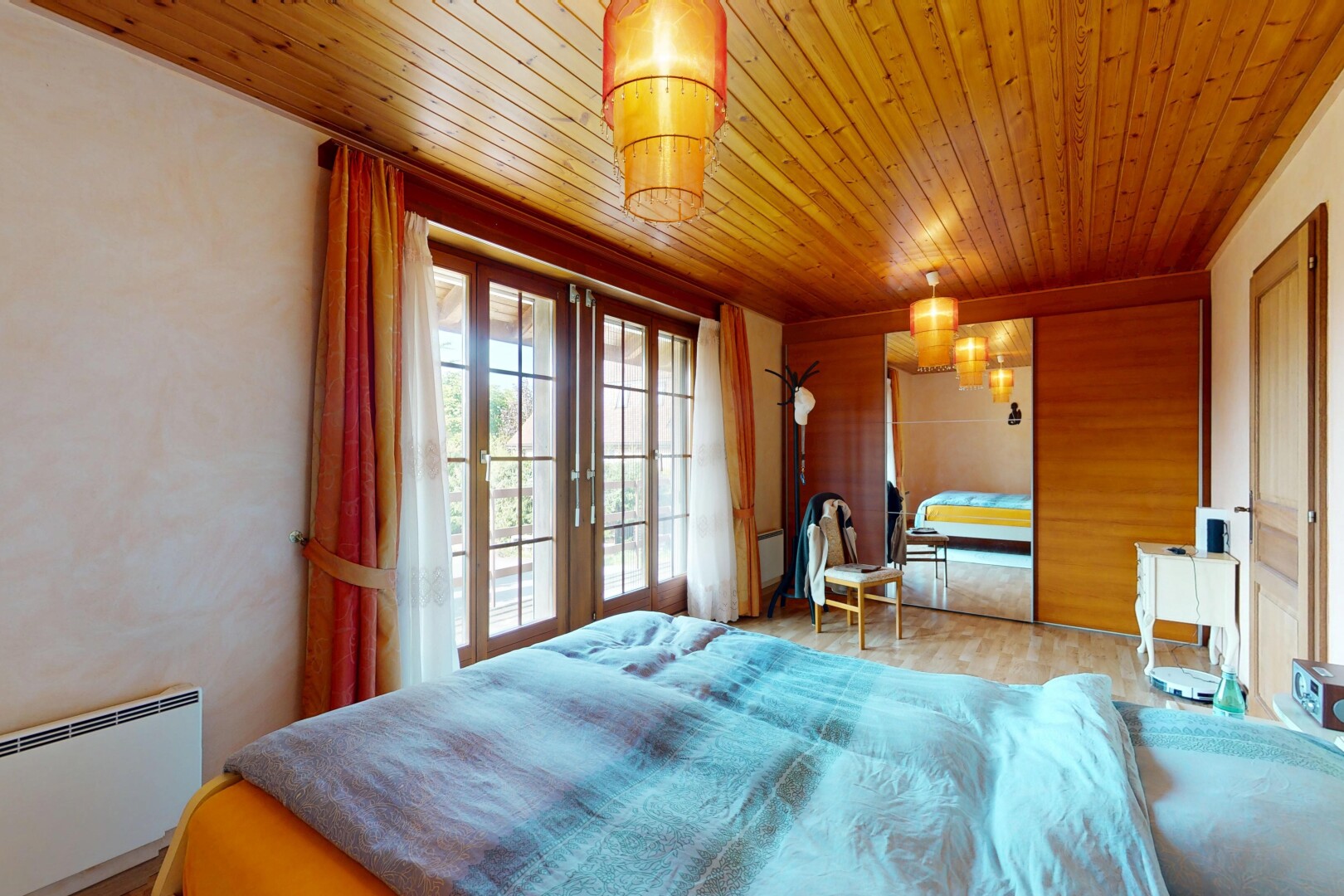 chambre avec radiateur, portes-fenêtres, inside property, lumière naturelle, et natural light