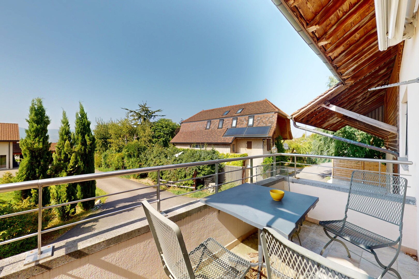 balcon avec day time, terrasse, coin repas extérieur, et from property