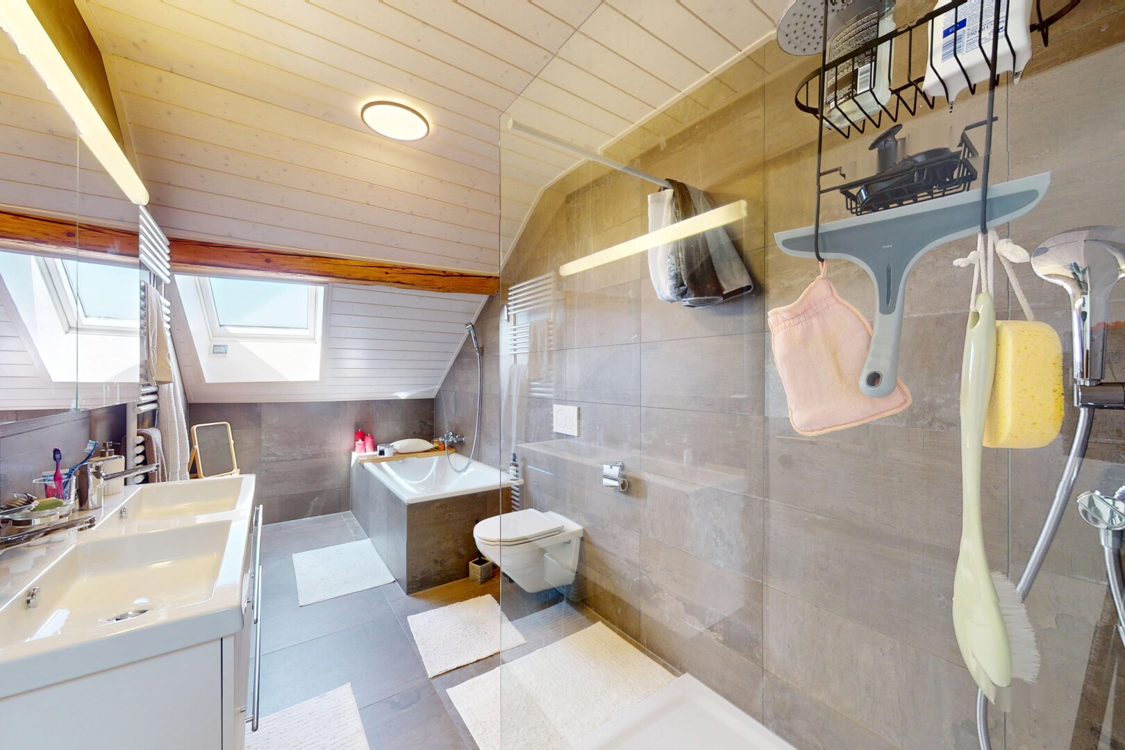 salle de bains avec plafond voûté, vaulted ceiling, salle de bain complète, douche, et inside property