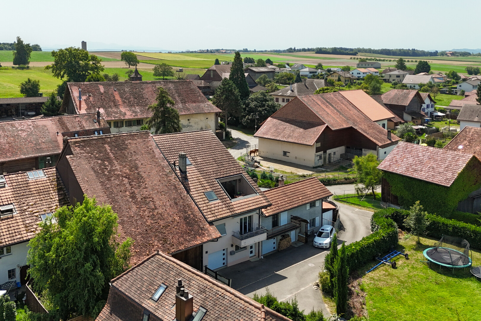 façade avec vue résidentielle, residential view, drone view, et day time