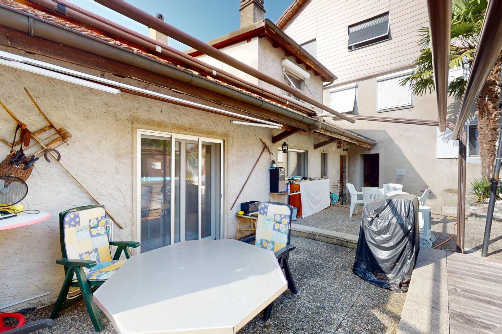terrasse avec property visible, coin repas extérieur, terrasse, et day time