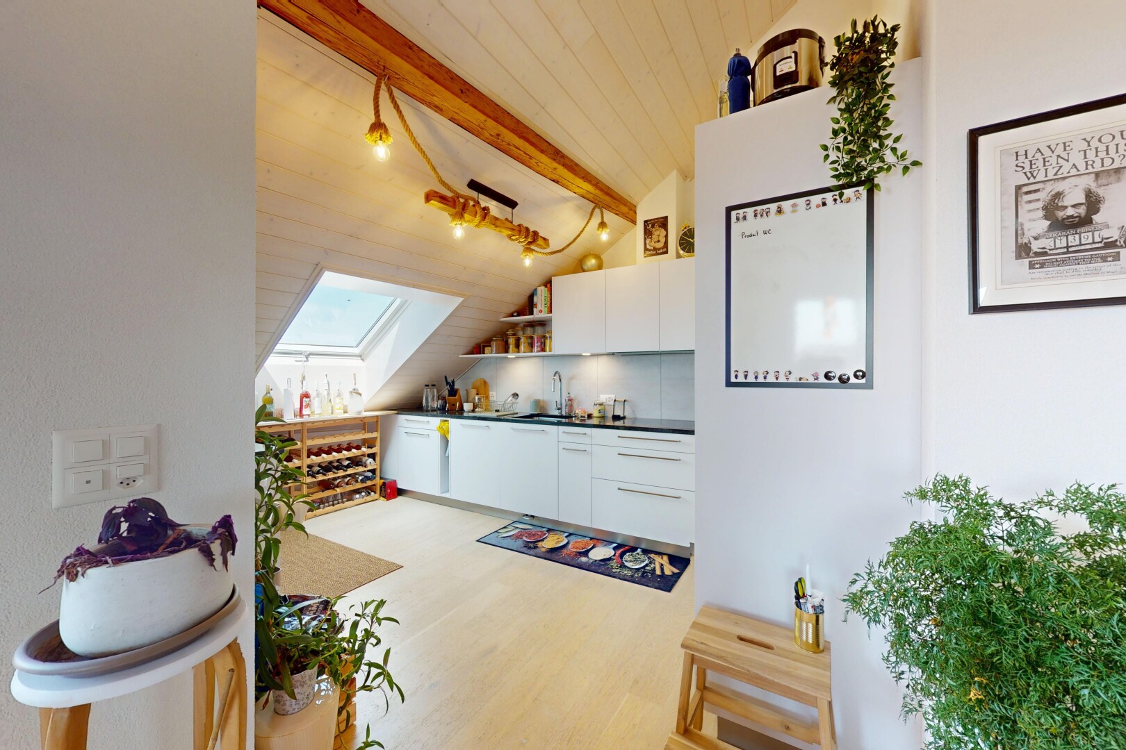 cuisine avec plafond à poutres, beamed ceiling, armoires blanches, étagères ouvertes, et inside property