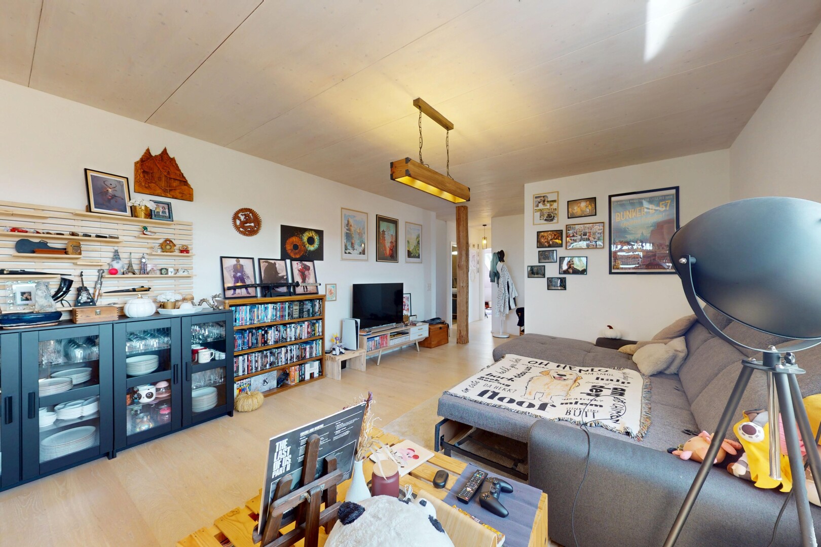 salon avec cloison sèche, drywall, inside property, sol en finition bois, et wood finish floor