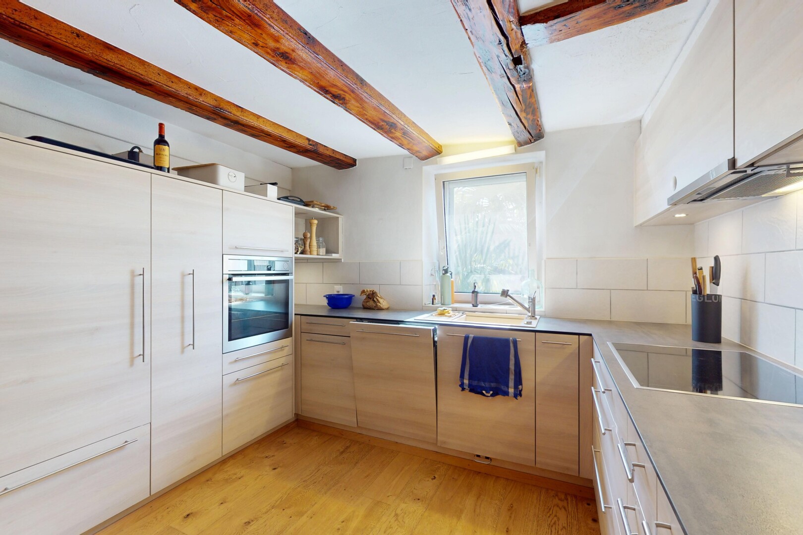 cuisine avec sol en finition bois, wood finish floor, inside property, étagères ouvertes, et lumière naturelle