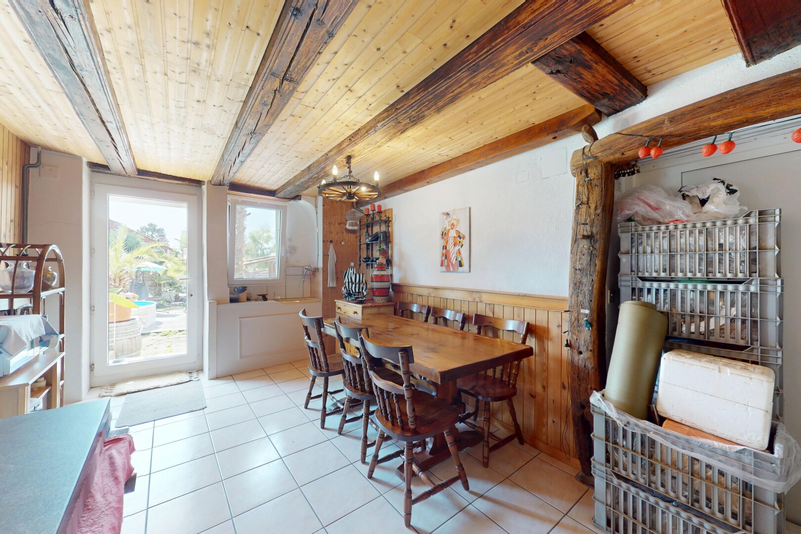 salle à manger avec plafond à poutres, beamed ceiling, mur à lambris, wainscot wall, et mur en bois