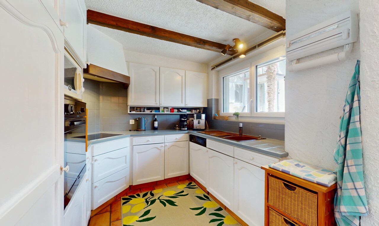 cuisine avec armoires en arc, lumière naturelle, natural light, dosseret, et backsplash