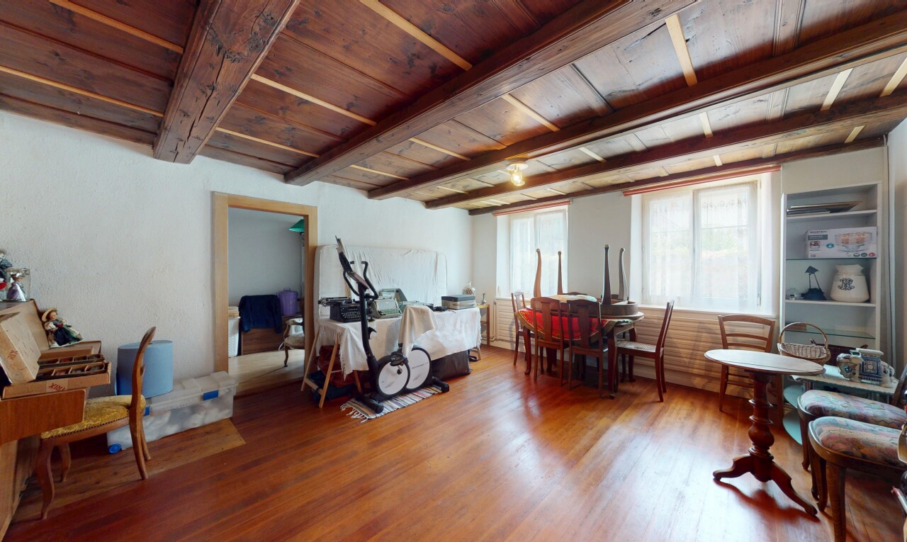 gym avec beamed ceiling, inside property, sol en finition bois, wood finish floor, et lumière naturelle