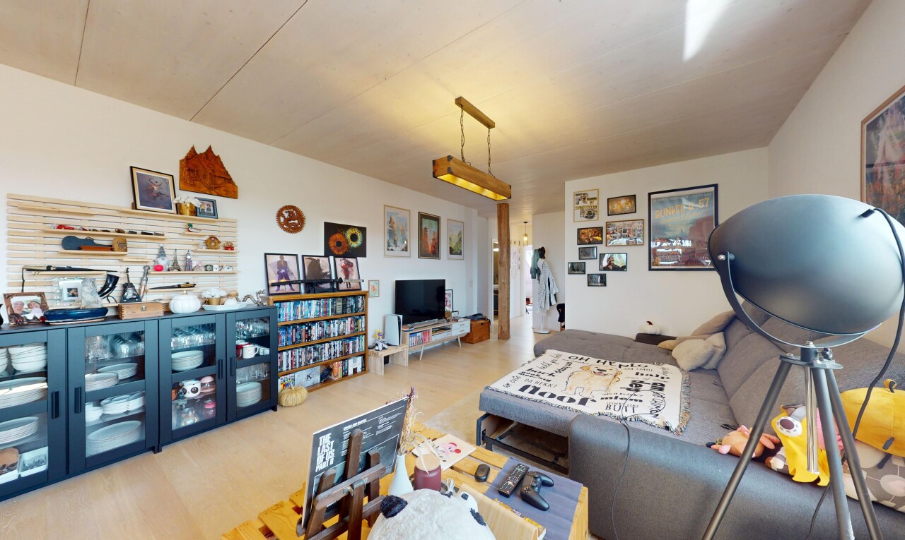 salon avec cloison sèche, drywall, inside property, sol en finition bois, et wood finish floor