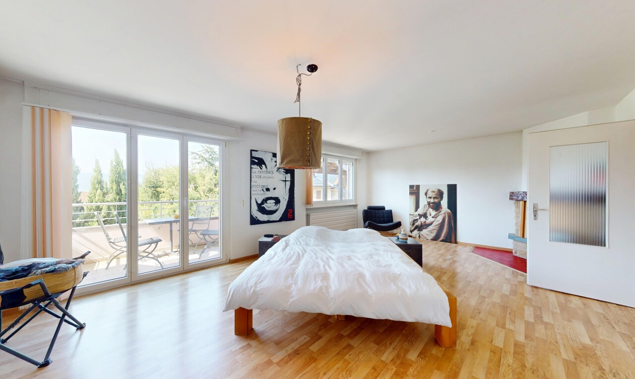 chambre avec sol en finition bois, wood finish floor, inside property, cloison sèche, et drywall