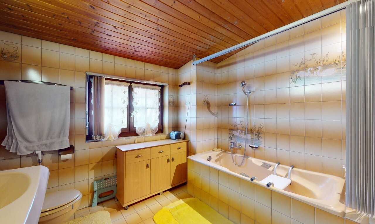 salle de bains avec mur en carrelage, tile wall, sol en carrelage, tile floor, et tile tub