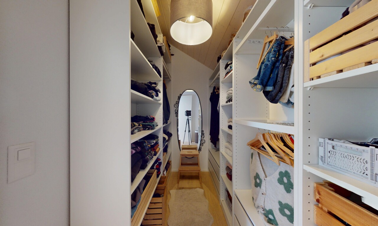 dressing avec plafond voûté, vaulted ceiling, sol en finition bois, et wood finish floor