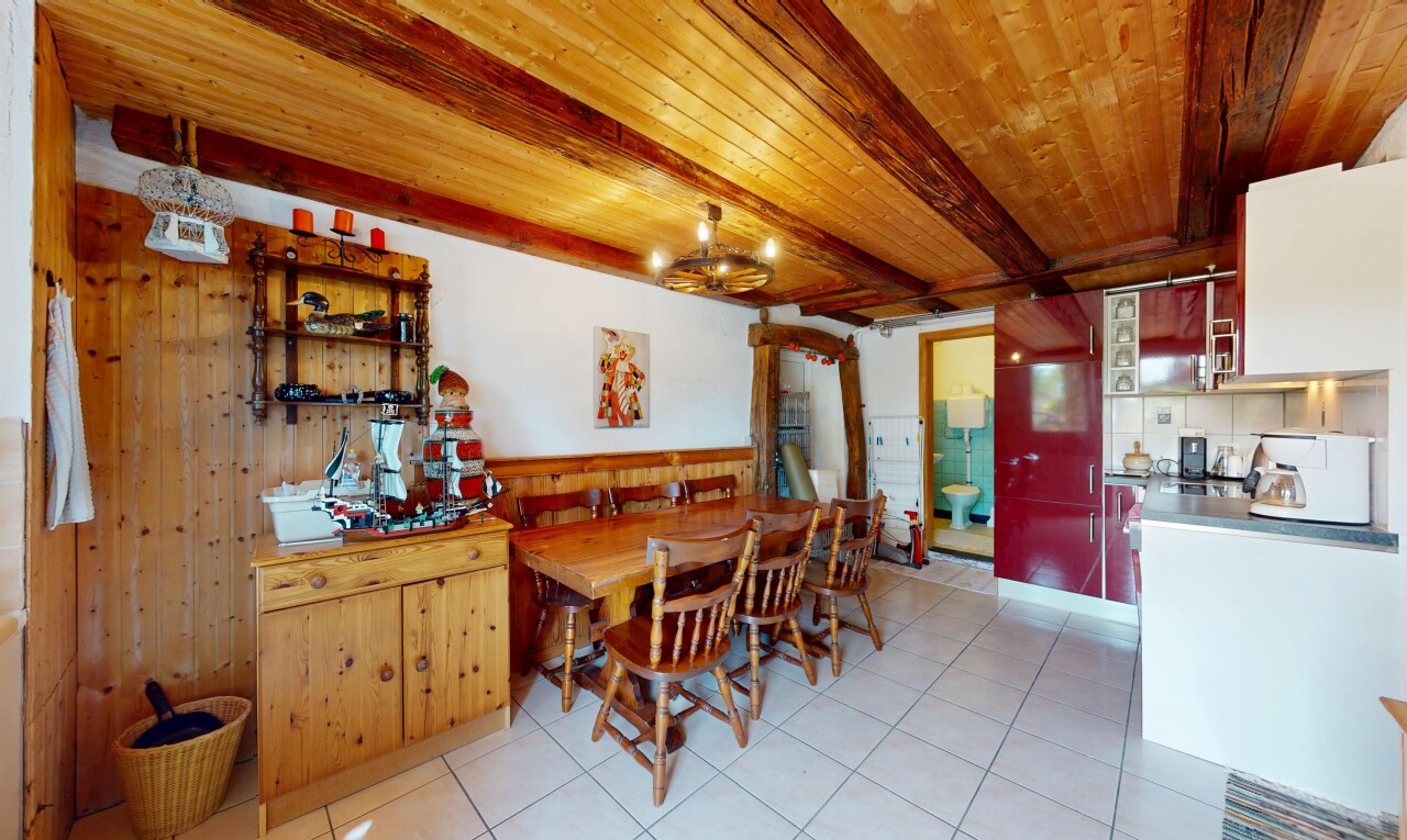 salle à manger avec mur en bois, wood wall, inside property, sol en carrelage, et tile floor