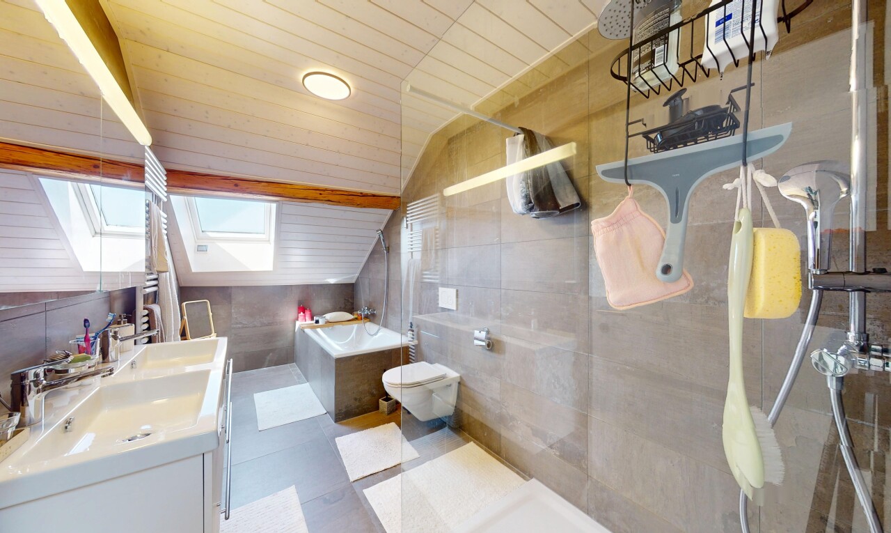 salle de bains avec plafond voûté, vaulted ceiling, salle de bain complète, douche, et inside property