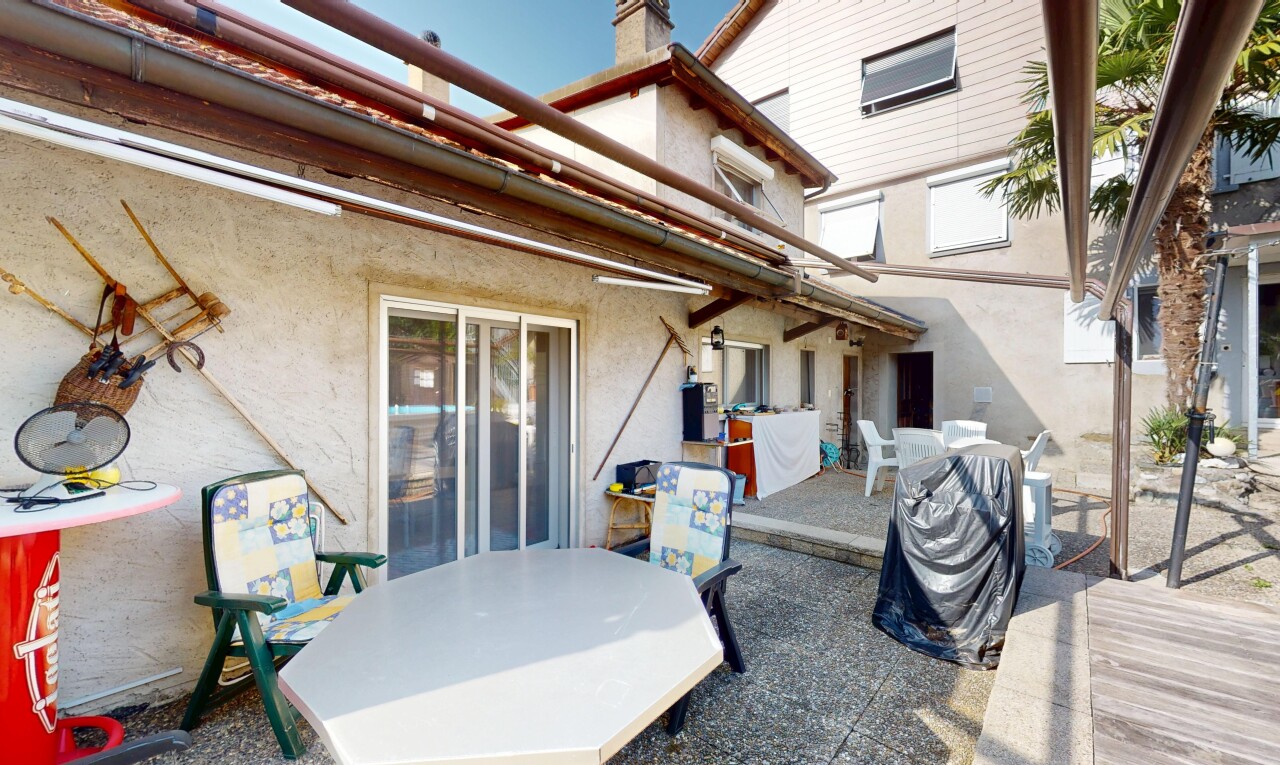 terrasse avec property visible, coin repas extérieur, terrasse, et day time