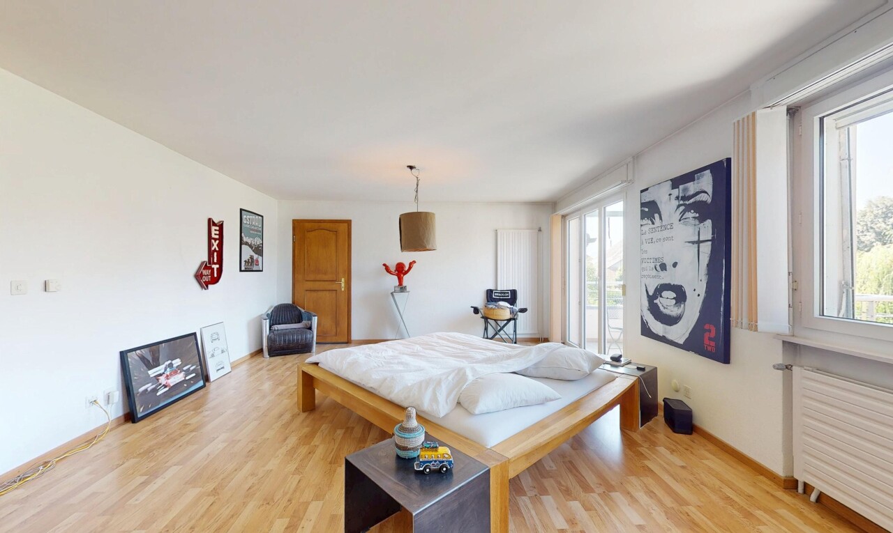 chambre avec inside property, radiateur, sol en finition bois, wood finish floor, et lumière naturelle