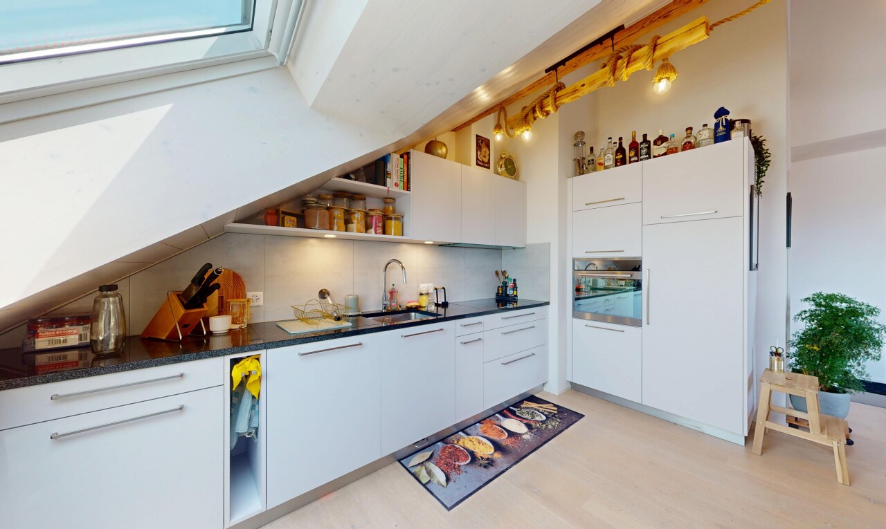 cuisine avec armoires blanches, armoires à panneau plat, étagères ouvertes, four, et inside property