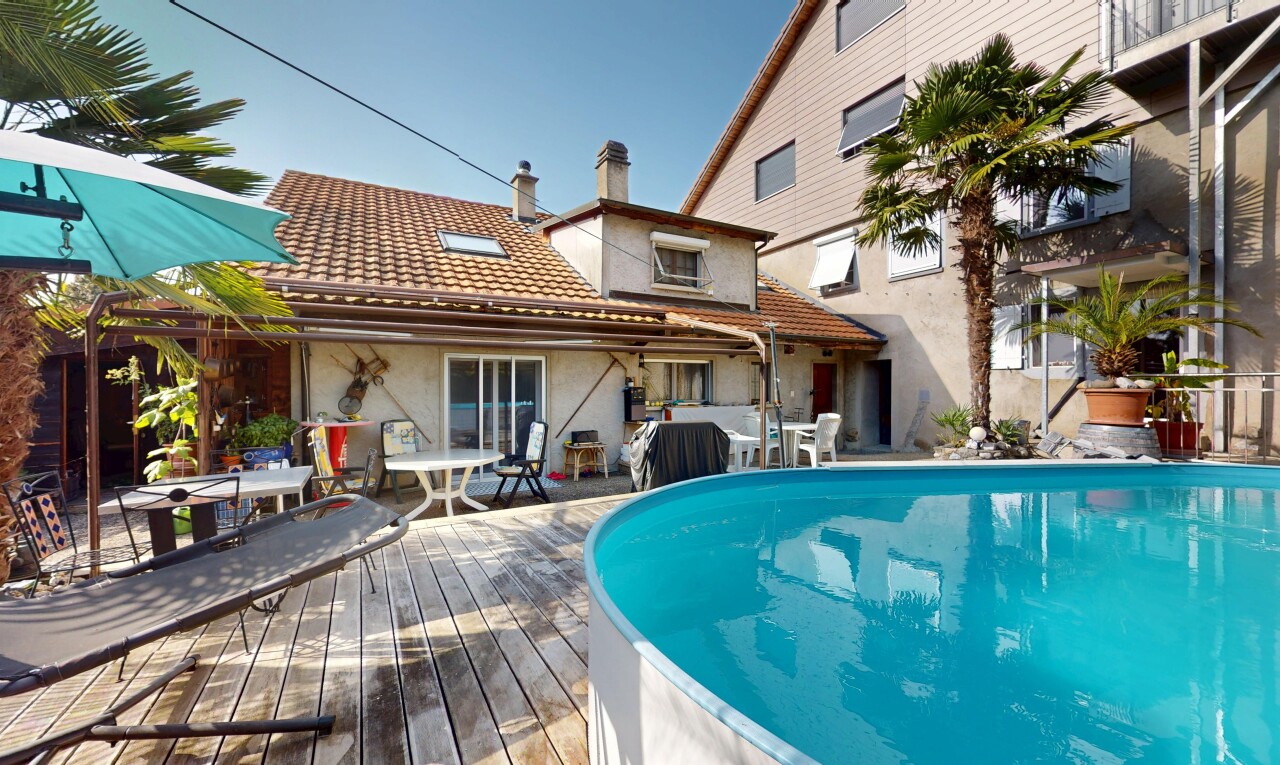 piscine avec terrasse, day time, coin repas extérieur, et piscine
