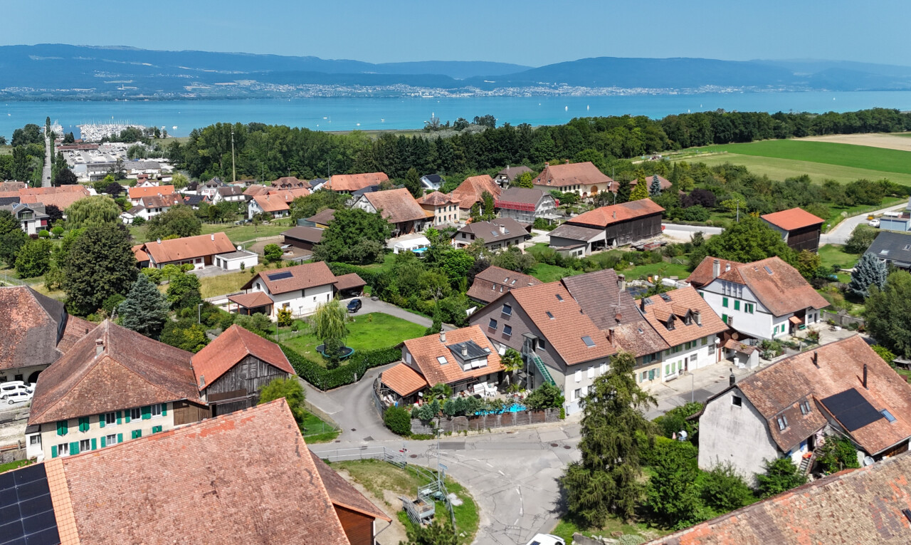 vue sur la mer avec day time, vue résidentielle, residential view, vue sur l'eau, et water view