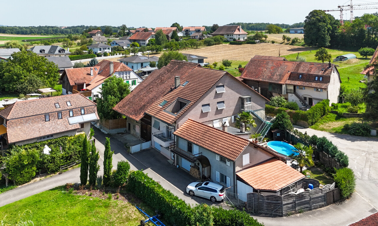 façade avec drone view, toit en tuiles, vue résidentielle, residential view, et power lines view