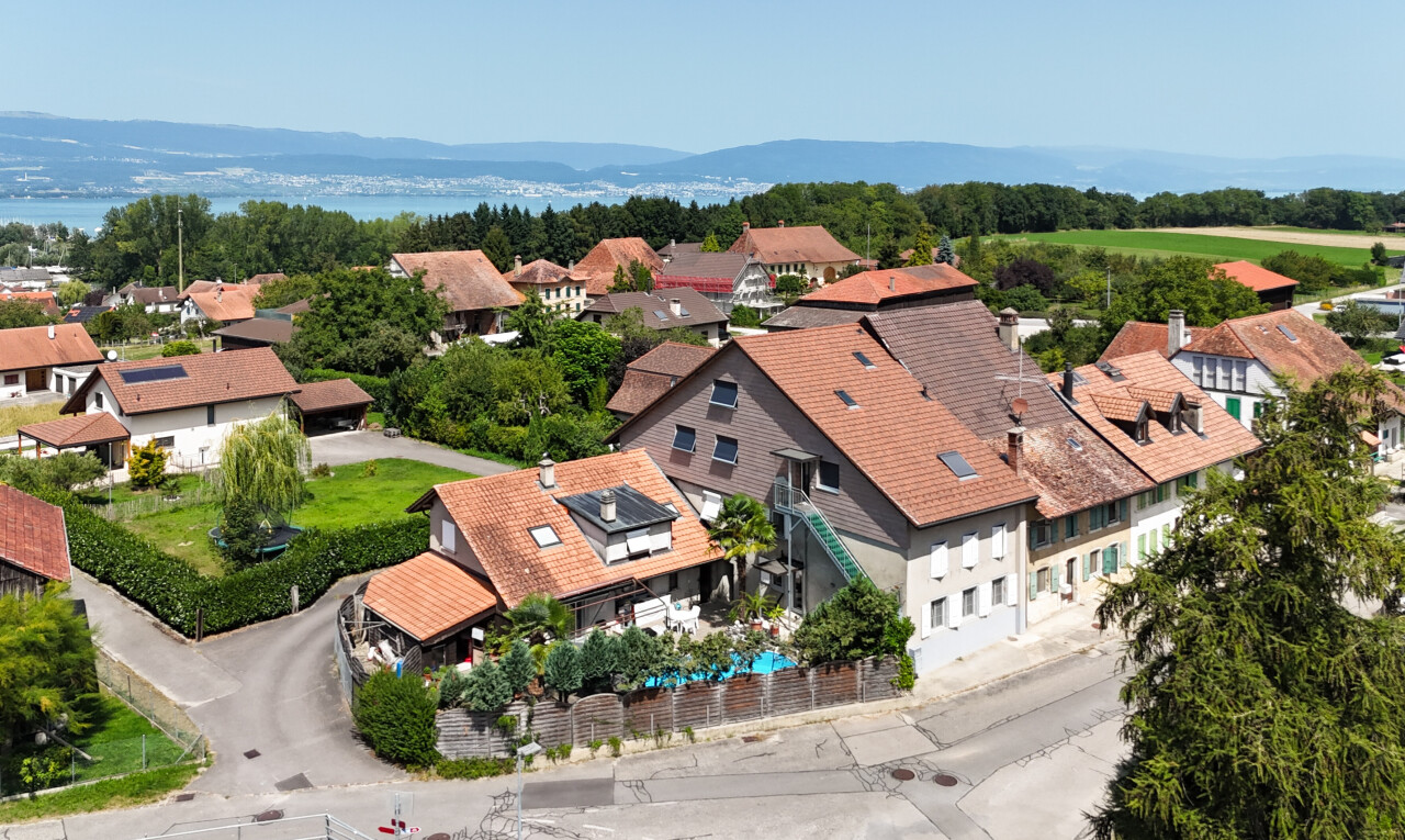 façade avec day time, vue résidentielle, et residential view